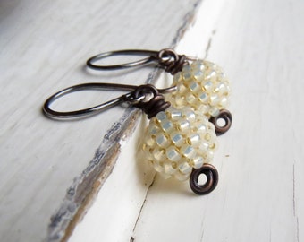 Opal Gold Berries - boucles d'oreilles en perles de verre opale crème tissées à la main avec boucles en argent sterling recyclé oxydées - Songbead UK, boucles d'oreilles de mariage
