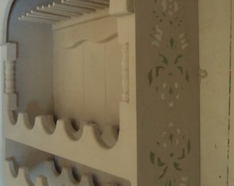 Hand-Painted Farmhouse Wine Rack: Beige Wooden Wall Decor