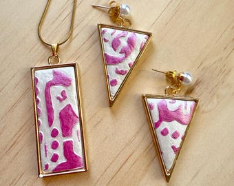 Persian and Arabic Calligraphy Jewellery Set – Pink and white