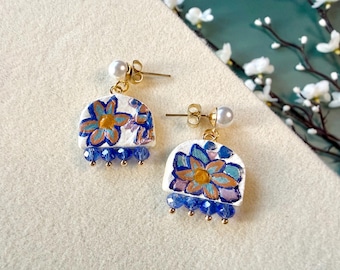 Handgeschilderde bloemenoorbellen, blauwe kristallen hangoorbellen, statement sieraden met pareloorbellen