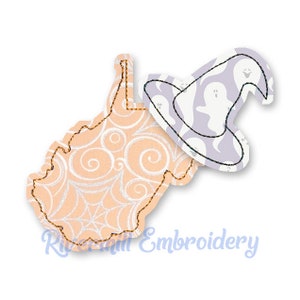 Può includere: Un'applique in tessuto arancio chiaro e bianco dello stato della Virginia Occidentale con un cappello da strega viola e bianco con disegni di fantasmi in cima.