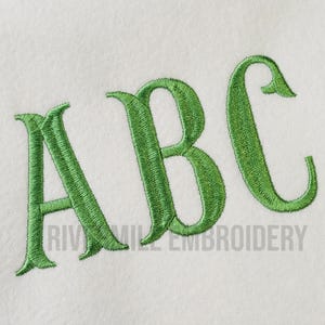Könnte beinhalten: Gestickte Buchstaben "ABC" in grüner Schrift auf weißem Hintergrund.