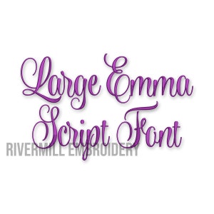Può includere: Font script viola che dice "Large Emma Script Font" con il testo "Rivermill Embroidery" sotto.