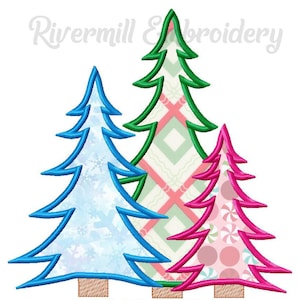 Op de afbeelding: Drie kerstboom met verschillende patronen en kleuren. De boom links is blauw met een wit sneeuwvlokkenpatroon, de boom in het midden is groen met een rood-wit geruit patroon, en de boom rechts is roze met een wit snoepstokpatroon.