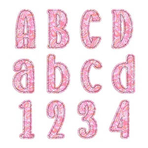 Puede incluir: Letras y números de tela rosa con un estampado floral y costuras negras. La imagen incluye las letras mayúsculas A, B, C y D, las letras minúsculas a, b, c y d, y los números 1, 2, 3 y 4.