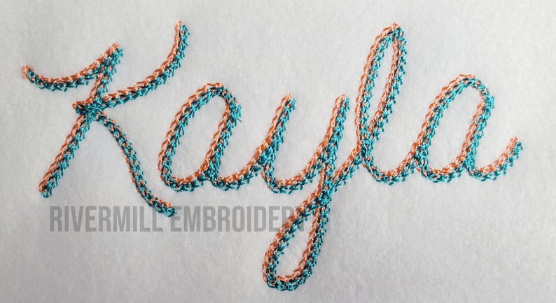 Pu&ograve; includere: Nome "Kayla" ricamato in filo turchese e rame. Il nome &egrave; scritto in corsivo.