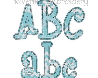 Könnte beinhalten: Gestickte Alphabetbuchstaben in Groß- und Kleinschreibung. Die Buchstaben sind blau mit einem weißen und blauen geometrischen Muster.