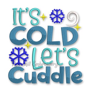 Puede incluir: Diseño de bordado "Hace frío, abracemos" con copos de nieve azules y blancos, estrellas amarillas y un remolino blanco.