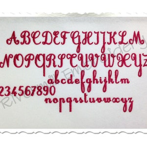 Puede incluir: Un conjunto de fuentes bordadas rojas con letras mayúsculas y minúsculas y números del 1 al 9 y 0. La fuente es de estilo cursivo.