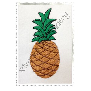 Op de afbeelding: Borduurwerk van een ananas met een bruin lichaam en groene bladeren.