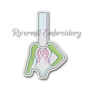 Op de afbeelding: Een wit turnpakje met lange groene mouwen en roze gekruiste bandjes. Het turnpakje is een blanco sjabloon voor borduren.