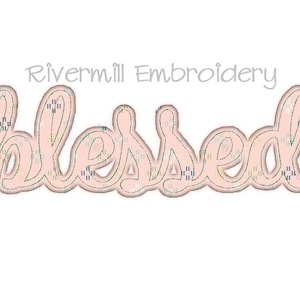 Puede incluir: Diseño de bordado rosa de la palabra "blessed" con un fondo estampado.