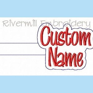 Puede incluir: Texto bordado en rojo que dice "Custom Name" con un contorno azul. Hay un espacio en blanco encima del texto para agregar un nombre.
