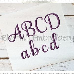 Puede incluir: Letras del alfabeto bordadas en mayúsculas y minúsculas. Las letras están en una fuente cursiva y son de color morado oscuro.