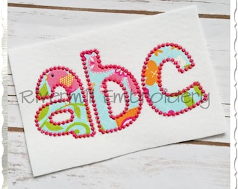 Puede incluir: Letras bordadas "abc" en un estilo patchwork colorido con puntadas rosas. Las letras están bordeadas de rosa y rellenas de varios patrones florales y de animales.