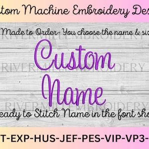 Peut inclure: Conception de broderie machine personnalisée. Fait sur commande - Vous choisissez le nom et la taille. Nom personnalisé. Prêt à coudre le nom dans la police affichée. DST-EXP-HUS-JEF-PES-VIP-VP3-XXX