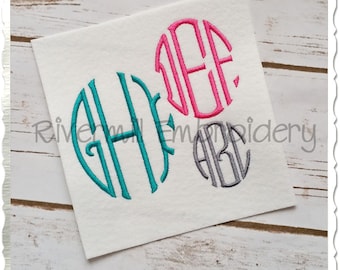 Puede incluir: Tres diseños de monogramas bordados en verde azulado, rosa y gris sobre un fondo blanco. Los monogramas son circulares con estilos de letras decorativos. El texto "Rivermill Embroidery" es visible en la esquina inferior izquierda.