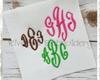 Puede incluir: Tres iniciales monogramadas, una en marrón, una en verde y una en rosa. Las iniciales están cosidas sobre un fondo de tela blanco.