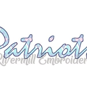 Könnte beinhalten: Ein Stickmuster mit dem Namen "Patriah" in blau-weißem Muster mit blauer Umrandung. Das Design wurde von Rivermill Embroidery erstellt.