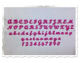 Könnte beinhalten: Ein besticktes Alphabet und Zahlen in Pink auf einem weißen Stoffhintergrund.