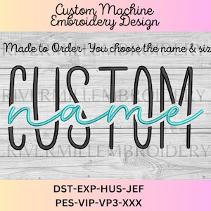 Peut inclure: Modèle de broderie machine personnalisé, un fichier de broderie numérique pour un motif qui dit "CUSTOM name" en noir avec un "name" bleu turquoise en écriture cursive. Le motif est sur un fond en bois. Les formats de fichiers sont listés ci-dessous : DST-EXP-HUS-JEF PES-VIP-VP3-XXX