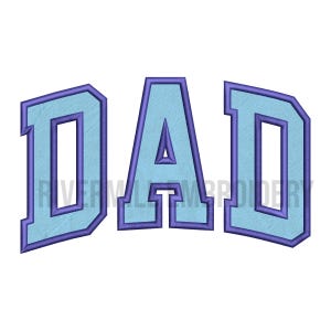 Può includere: Design ricamato con la parola "DAD" in azzurro con contorno viola. Le lettere sono in stile collegiale, perfette per abbigliamento o artigianato.