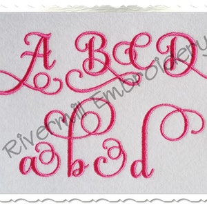 Puede incluir: Letras bordadas en rosa A, B, C, D, a, b, c y d en una fuente cursiva. Las letras están sobre un fondo blanco. Las palabras "Rivermill Embroidery" están en la esquina inferior izquierda.