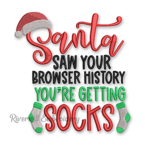 以下が含まれることがあります： 「Santa Saw Your Browser History You're Getting Socks」というテキストが入ったユーモラスなクリスマスデザイン。サンタの帽子、靴下、赤、黒、緑のテキストが白い背景に描かれています。
