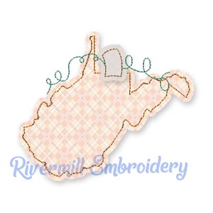 Può includere: Contorno ricamato dello stato della Virginia Occidentale con un motivo gingham in colori pesca e crema. Il contorno è cucito con filo marrone e il testo "Rivermill Embroidery" è cucito con filo blu nella parte inferiore dell'immagine.