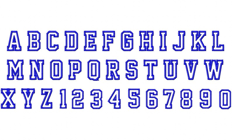 Puede incluir: Un conjunto de letras may&uacute;sculas y n&uacute;meros en negrita, de color blanco con un contorno azul. Las letras y los n&uacute;meros est&aacute;n en un estilo cl&aacute;sico, universitario.