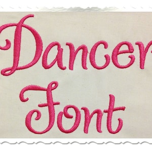Puede incluir: Una fuente bordada en rosa que dice "Dancer Font" sobre un fondo de tela blanco.