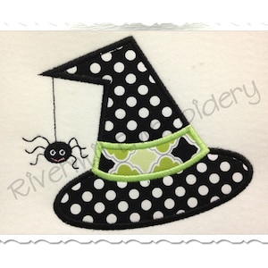 Puede incluir: Sombrero de bruja negro y blanco con lunares verdes y una araña negra colgando del borde.