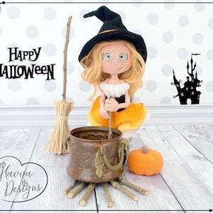Può includere: Bambola di strega di Halloween all'uncinetto con capelli biondi, cappello nero e gonna gialla, che tiene un bastoncino di legno sopra un calderone. Una zucca arancione e una scopa sono vicine. Il testo "Happy Halloween".