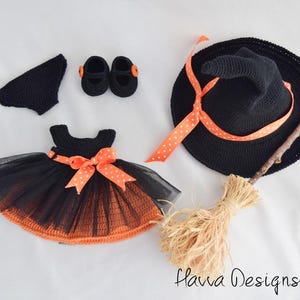 Puede incluir: Un conjunto de disfraz de bruja de Halloween de ganchillo negro y naranja. El conjunto incluye un vestido con falda de tul, un sombrero de bruja con una cinta naranja de lunares, una escoba, zapatos y una braga. El vestido tiene un lazo naranja.