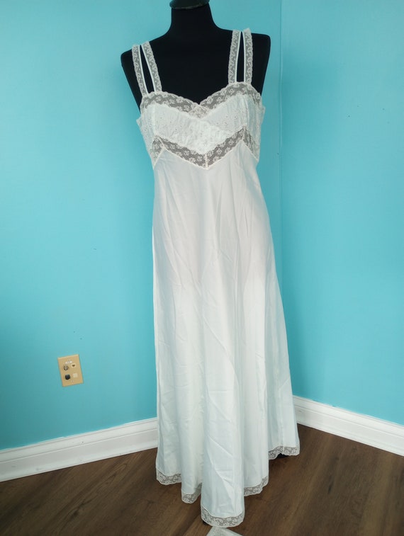 Vintage Barbizon Pale Blue & Cream Lace Nightie LO