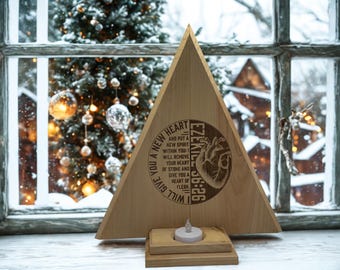 Árbol de Navidad de cedro grabado con láser de doble cara con versículo bíblico, corazón de Ezequiel y vela de té.