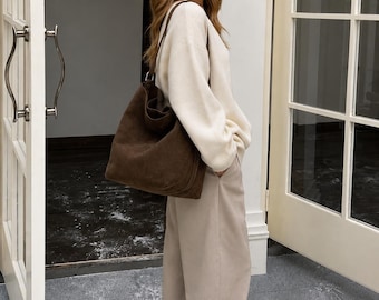 Hobo-Tasche aus braunem Wildleder – Minimalistische Schultertasche für jeden Tag