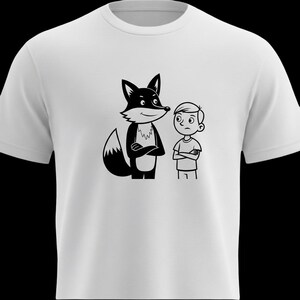 Könnte beinhalten: Weißes T-Shirt mit einer schwarz-weißen Cartoon-Illustration eines Fuchses und einer Person. Der Fuchs hat einen schwarzen Körper, eine weiße Brust und einen buschigen Schwanz. Die Person trägt ein kurzärmeliges T-Shirt und hat die Arme verschränkt.