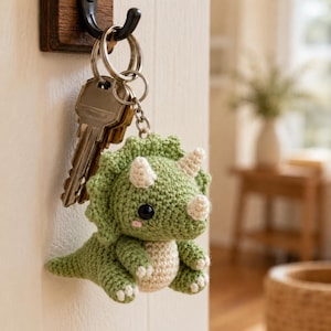 Virkad dinosaurienyckelring, handgjord amigurumi dinosaurieväska-berlock, grön dinosauriepresent, söt ryggsäcksaccessoar för barn