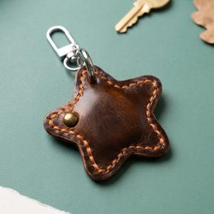 Funda de cuero para AirTag, estuche de cuero curtido vegetal con diseño de estrella cosido a mano, llavero minimalista hecho a mano.