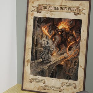 Könnte beinhalten: Gerahmte Illustration einer Fantasy-Szene. Ein Zauberer mit Schwert und Stab steht einem feurigen Dämon auf einer Brücke gegenüber. Der Text "YOU SHALL NOT PASS!" und Beschriftungen identifizieren Charaktere und Ort.