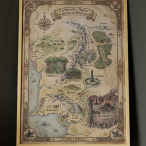 Puede incluir: Un mapa enmarcado titulado "Cartographia Magica: The Realms of Middle-earth". El mapa presenta ilustraciones detalladas de varios lugares, incluyendo La Comarca, Rivendel y Mordor. El marco es de color madera clara.