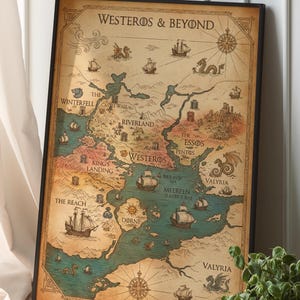 Könnte beinhalten: Eine gerahmte Karte mit dem Titel "Westeros & Beyond" mit einer Vintage-Ästhetik. Die Karte zeigt eine Fantasiewelt mit detaillierten Illustrationen von Schiffen, Drachen und Windrosen. Die Farbpalette umfasst Brauntöne, Grün und Blau.