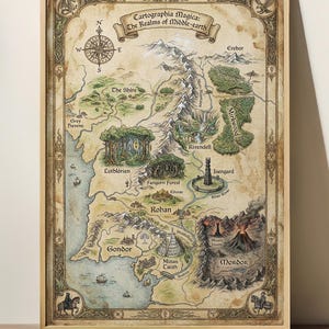 Può includere: Una mappa incorniciata intitolata Cartographia Magica: The Realms of Middle-earth, con illustrazioni dettagliate di montagne, foreste e luoghi come Gondor, Mordor e The Shire. La stampa in stile pergamena include una rosa dei venti.