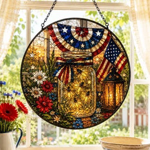 Könnte beinhalten: Ein runder Buntglas-Sonnenfänger mit einem Einmachglas voller leuchtender Glühwürmchen, verziert mit einer patriotischen rot-weiß-blauen Schleife. Das Design zeigt eine amerikanische Flaggenwimpelkette, eine Laterne und rot-weiße Blumen.