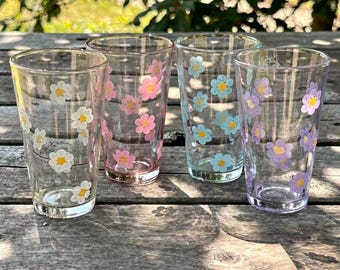 Painted Pint Glass- Daisy Flowers in Purple, White, Blue, or Pink