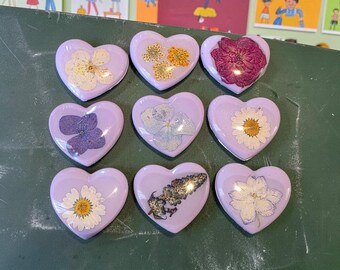 Juego de 9 imanes de resina en forma de corazón – Flores secas, fondo brillante color lavanda, decoración para el refrigerador