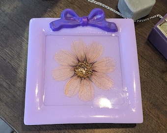 Bandeja para joyas de lavanda con margarita seca y detalle de lazo pintado a mano