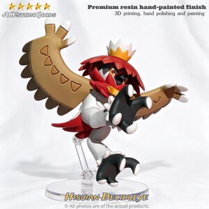 Puede incluir: Una figura de resina del personaje Hisuian Decidueye con acabado pintado a mano. La figura muestra una criatura parecida a un pájaro de color rojo, blanco y marrón con una corona, sobre una base circular transparente con soporte. Texto: ACESTUDIOGOODS.