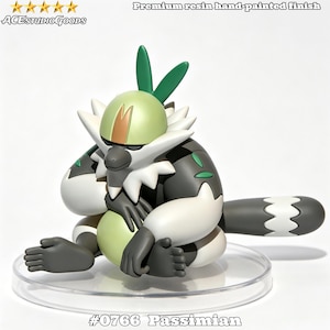 Pode incluir: Figura de resina pintada à mão de Passimian, um personagem Pokémon. A figura apresenta uma cabeça verde e branca com folhas verdes, um corpo preto e branco e uma cauda cinzenta. A figura está sobre uma base de plástico transparente. O texto "#0766 Passimian" está na parte inferior.
